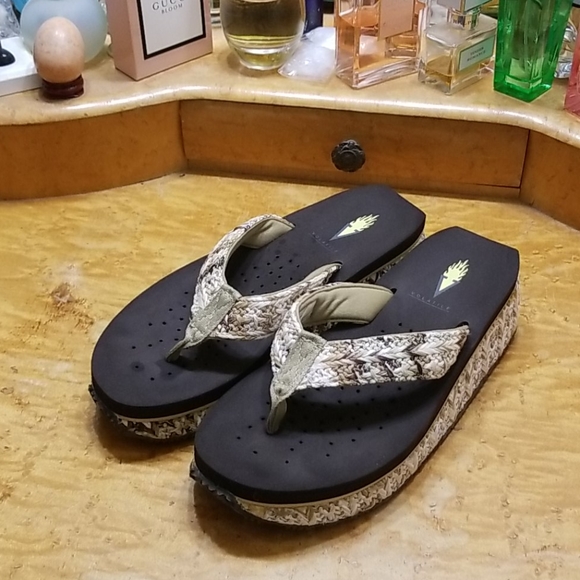 Volatile Size 6 EUC Flip Flops